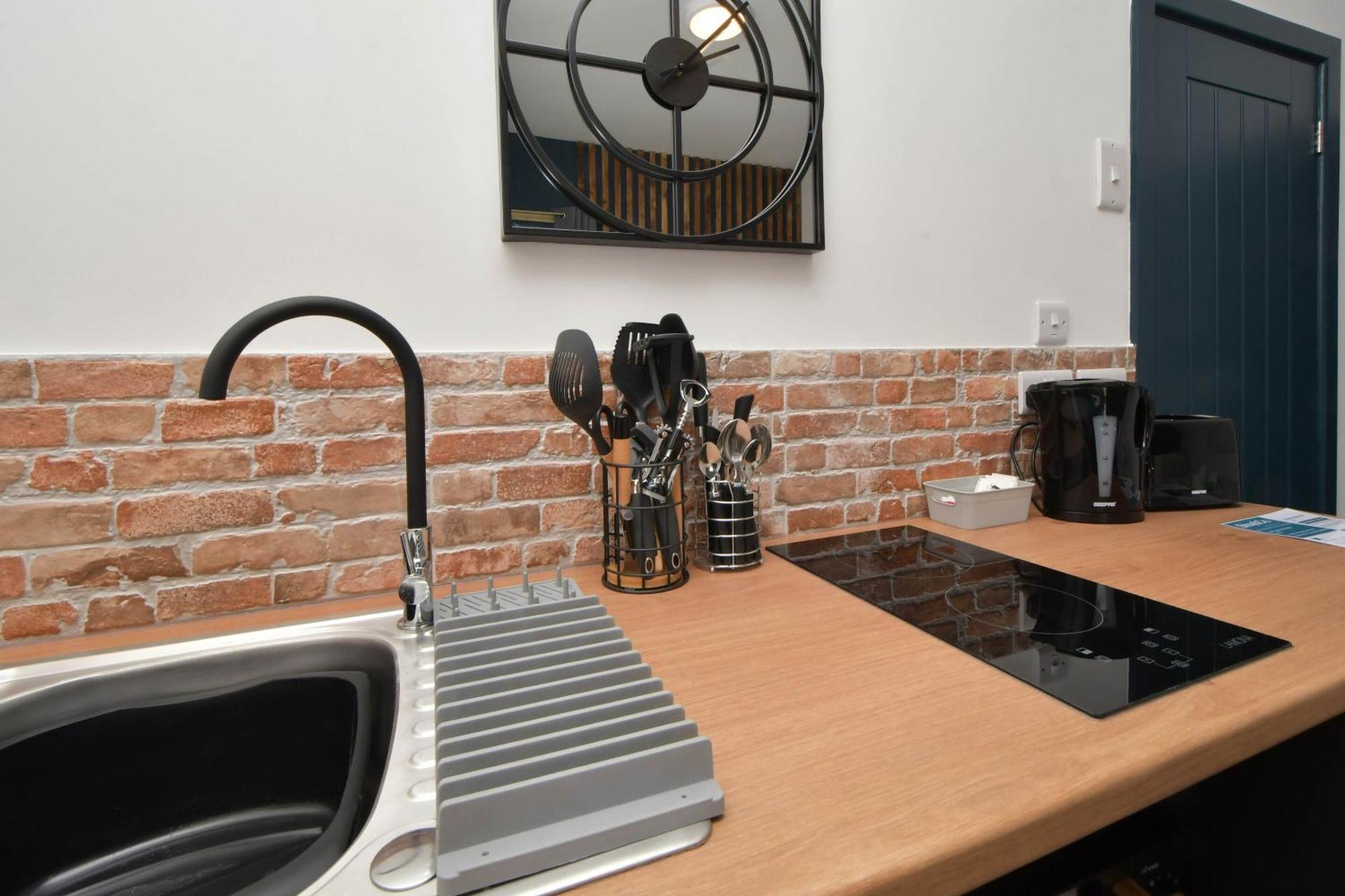 Stay At Shobnall Road Rooms And Studios Burton ภายนอก รูปภาพ